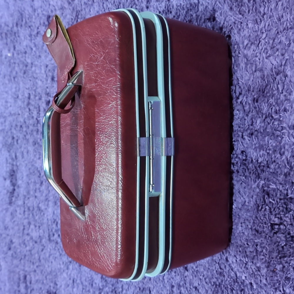 Vintage Samsonite Silhouette II Burgundy Red Train Clam Case No keys